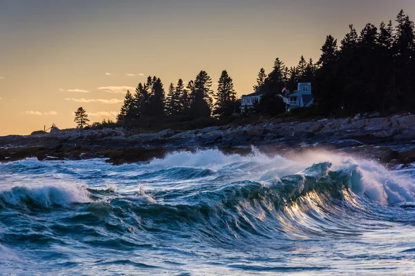 Velké vlny v Atlantickém oceánu, z Pemaquid Point, hlavní — Stock fotografie