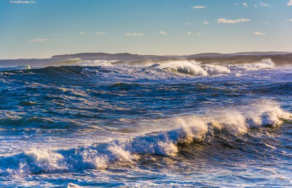 Grandes olas en el Océano Atlántico vistas desde Pemaquid Point, Main —  Fotos de Stock