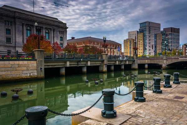 Gebäude entlang des Flusses der Vorsehung in Providence, Rhode Island — Stockfoto