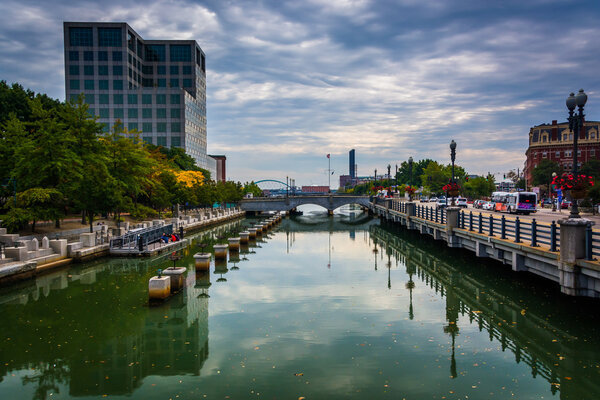 Здания вдоль реки Провиденс в Провиденсе, Род-Айленд
