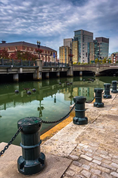 Gebouwen langs de rivier Providence in Providence, Rhode Island — Stockfoto