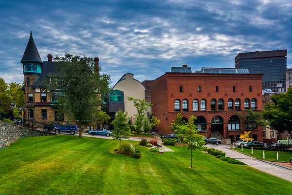 Здания вдоль Уотерман-стрит в Провиденсе, Род-Айленд
.
