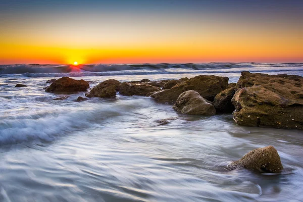 Felsen und Wellen im Atlantik bei Sonnenaufgang an der Palmenküste, — Stockfoto