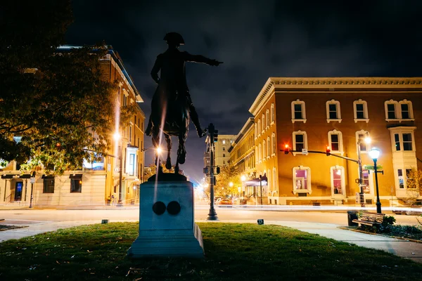 Estátua à noite em Mount Vernon, Baltimore, Maryland . — Fotografia de Stock