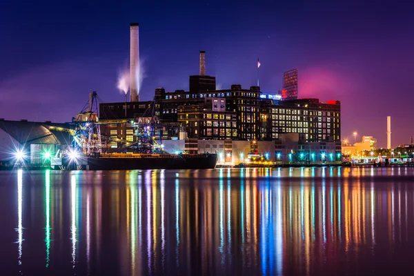 De Domino suikers fabriek 's nachts in Baltimore (Maryland). — Stockfoto