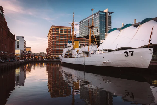 The USS Taney and buildings at the Inner Harbor in Baltimore, Ma — Stock Photo, Image