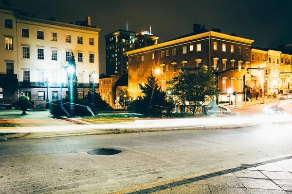 Lalu lintas dan bangunan bersejarah di Jalan Charles pada malam hari di Mou — Stok Foto