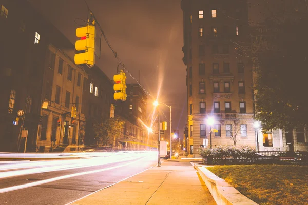 Traffic on Cathedral Street and old buildings at night in Mount — Stock Photo, Image