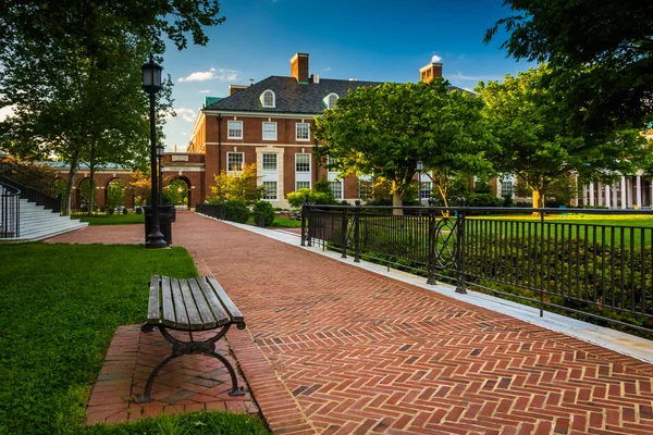 Loopbrug en gebouwen aan de john hopkins Universiteit in baltimore, m — Stockfoto