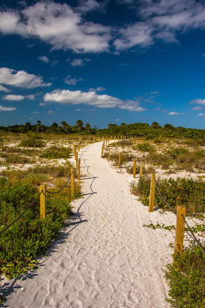 Stezka k pláži v Sanibel, Florida. — Stock fotografie