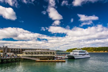 Dock ve Bar Harbor, Maine, limandaki tekne.