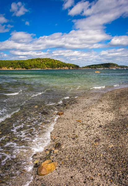 Beach and view of islands in Frenchman Bay, Bar Harbor, Maine. — Stock Photo, Image