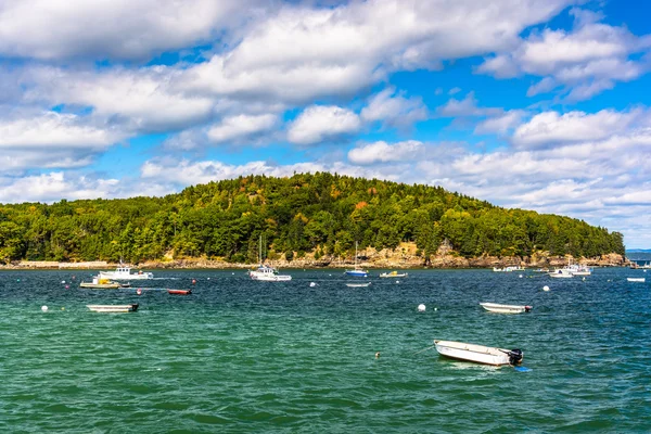 Båtar och island i fransmannen Bay, i Bar Harbor, Maine. — Stockfoto