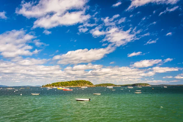 Barcos e islas en French Bay, en Bar Harbor, Maine . — Foto de Stock
