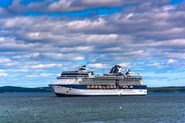 Cruise ship in Frenchman Bay, seen from Bar Harbor, Maine. — Stock Photo, Image