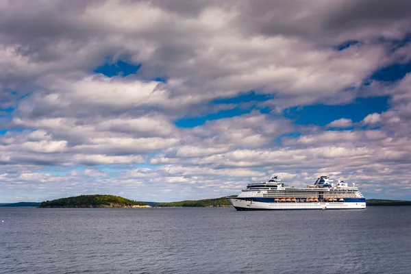 Cruise ship in Frenchman Bay, seen from Bar Harbor, Maine. — Stock Photo, Image