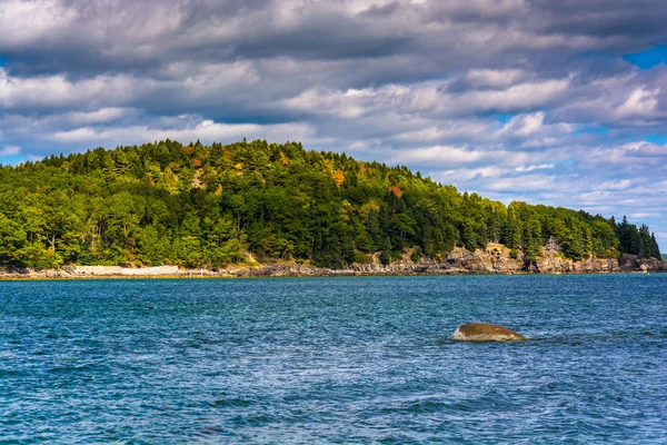 Island in Frenchman Bay, in Bar Harbor, Maine. — Stock Photo, Image