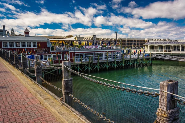 Restaurantes no porto no centro de Bar Harbor, Maine . — Fotografia de Stock