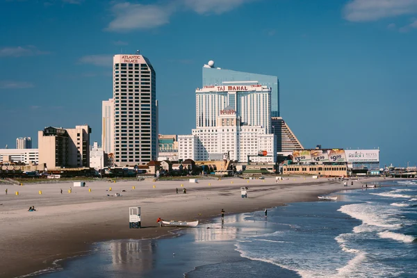 Uitzicht op het strand en de skyline van een pier in Atlantic City, New — Stockfoto