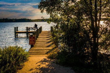 Cox Point Parkı Essex, Maryland iskelede Balık tutma.