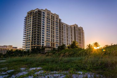 Günbatımı ve Singer Island, Florida kumsalda otelde.