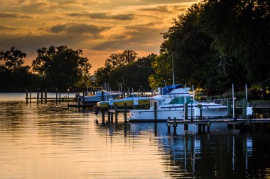 Günbatımı üzerinde ördek Creek Essex, Maryland demirledi tekne.