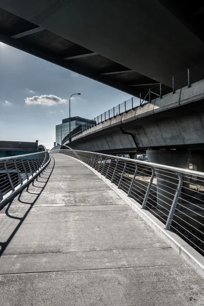 Boston, Massachusetts Zakim köprünün altında bisiklet yolu. — Stok fotoğraf