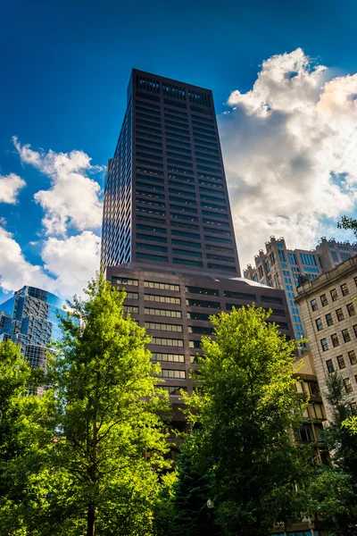 Lång, modern skyskrapa i Boston, Massachusetts. — Stockfoto