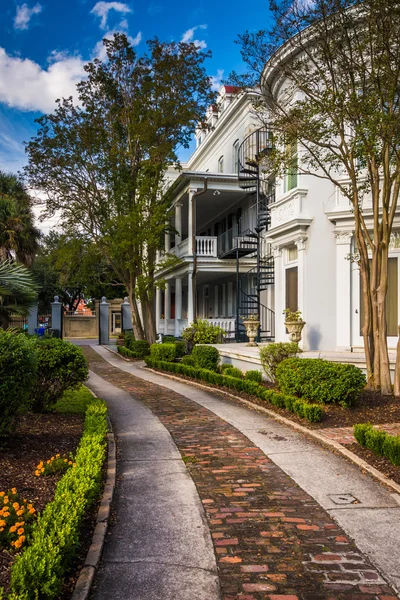 Hermosa casa y jardín en Charleston, Florida . — Foto de Stock