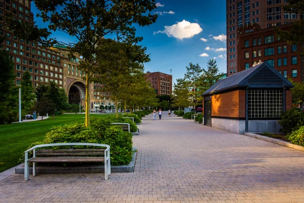 The Rose Fitzgerald Kennedy Greenway and Rowes Wharf in Boston, — Stock Photo, Image