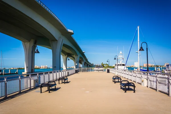 Fishing pier and Clearwater Memorial Causeway, in Clearwater, Fl — Stock Photo, Image
