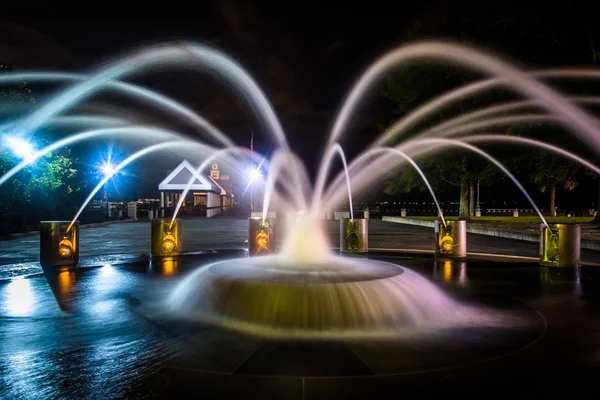 Fountain at night at the Waterfront Park in Charleston, South Ca — Stock Photo, Image