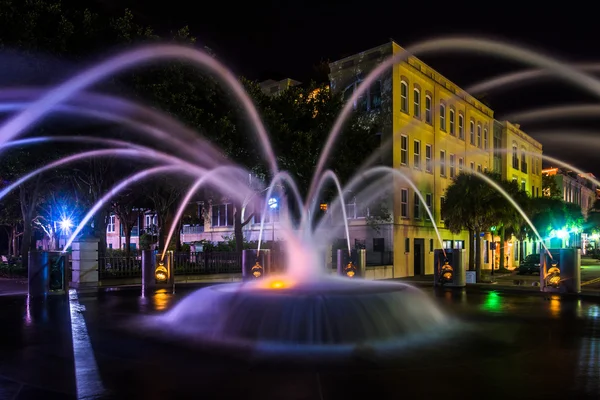 Fountain at night at the Waterfront Park in Charleston, South Ca — Stock Photo, Image