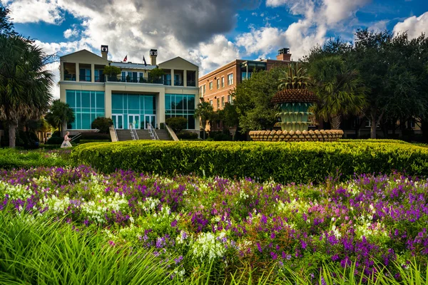 Garden and the Pineapple Fountain at the Waterfront Park in Char — Stock Photo, Image