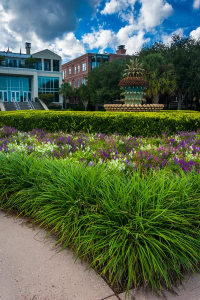 Jardín y la fuente de piña en el parque frente al mar en Char — Foto de Stock