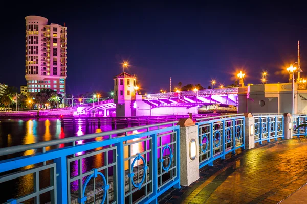 El Riverwalk y el puente sobre el río Hillsborough por la noche en —  Fotos de Stock