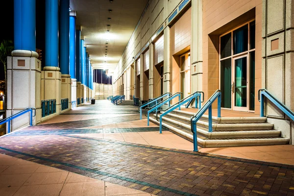 The exterior of the Convention Center at night in Tampa, Florida — Stock Photo, Image
