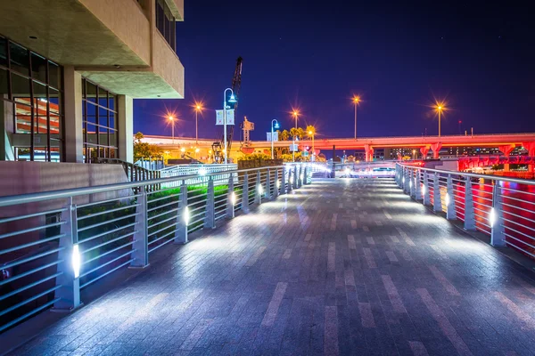 Der flussufer bei nacht, in tampa, florida. — Stockfoto