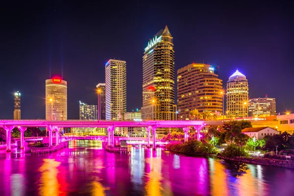 De skyline en de bruggen over de rivier Hillsborough nachts in — Stockfoto