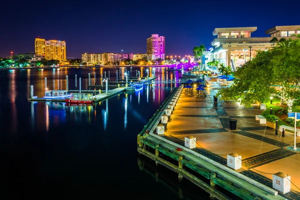 Widok na Riverwalk nocą w Tampa na Florydzie. — Zdjęcie stockowe