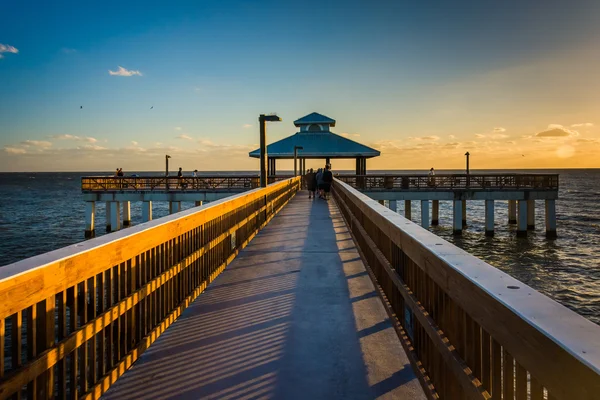 Wieczorem światło na molo w Fort Myers Beach, Florida. — Zdjęcie stockowe