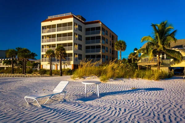 Plážové lehátko a hotel přímo na pláži ve Fort Myers Beach, Florida. — Stock fotografie