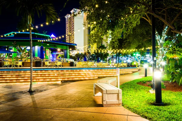 Gångväg och restaurang på kvällen i Tampa, Florida. — Stockfoto