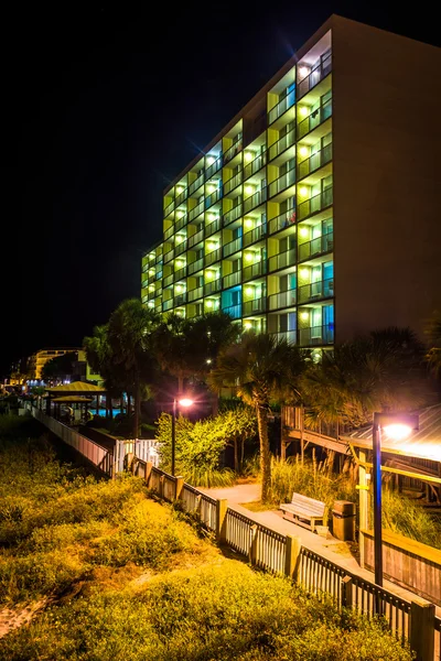 Отель ночью в Folly Beach, Флорида . — стоковое фото