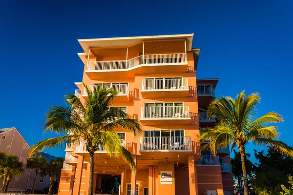 Hotel and palm trees on the beach in Fort Myers Beach, Florida. — Stock Photo, Image