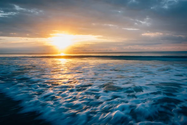 Salida del sol sobre el Océano Atlántico en Folly Beach, Carolina del Sur . — Foto de Stock