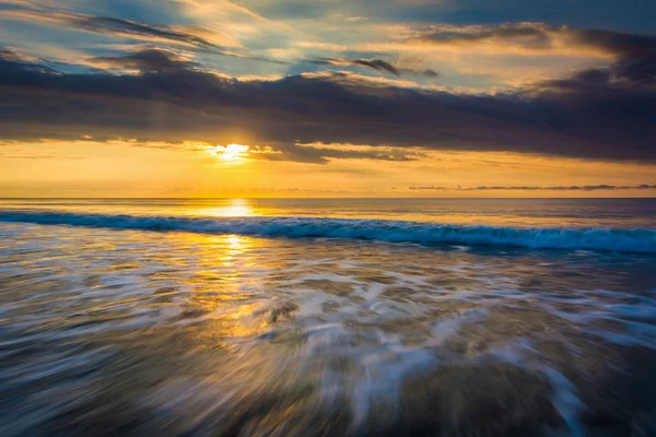 Salida del sol sobre el Océano Atlántico en Folly Beach, Carolina del Sur . —  Fotos de Stock