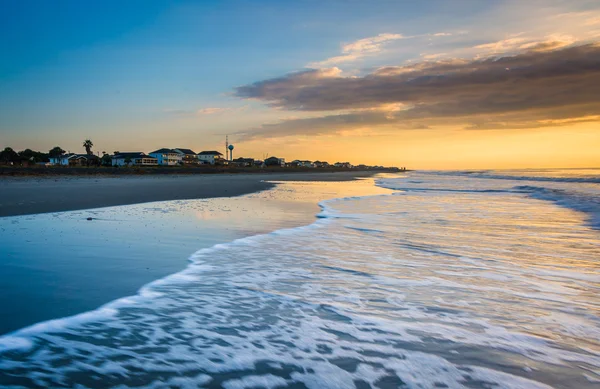 Nascer do sol sobre o Oceano Atlântico em Folly Beach, Carolina do Sul . — Fotografia de Stock