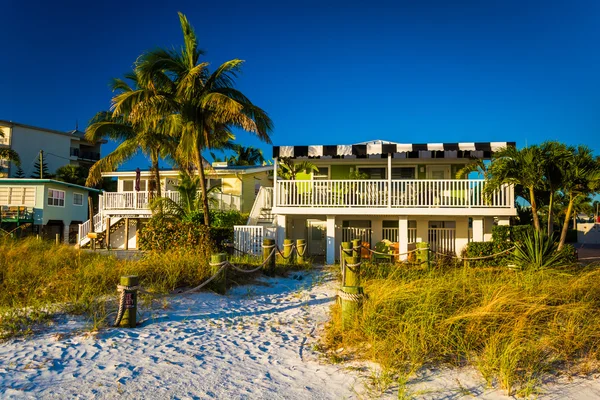 Palm trees and beach houses at Fort Myers Beach, Florida. — Stock Photo, Image