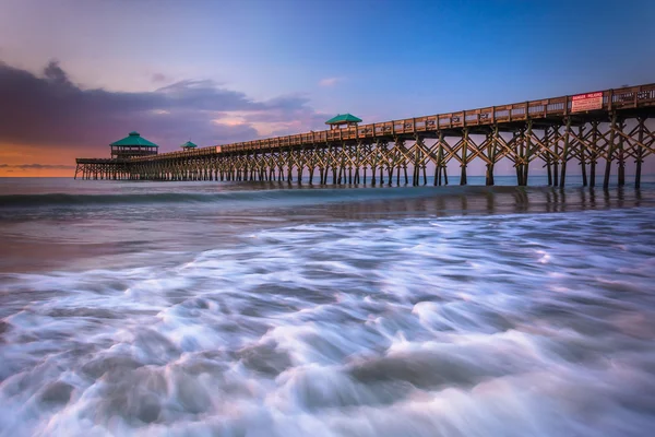A halászati pier napkeltekor, Ostobaság Beach, Dél-Karolina. — Stock Fotó